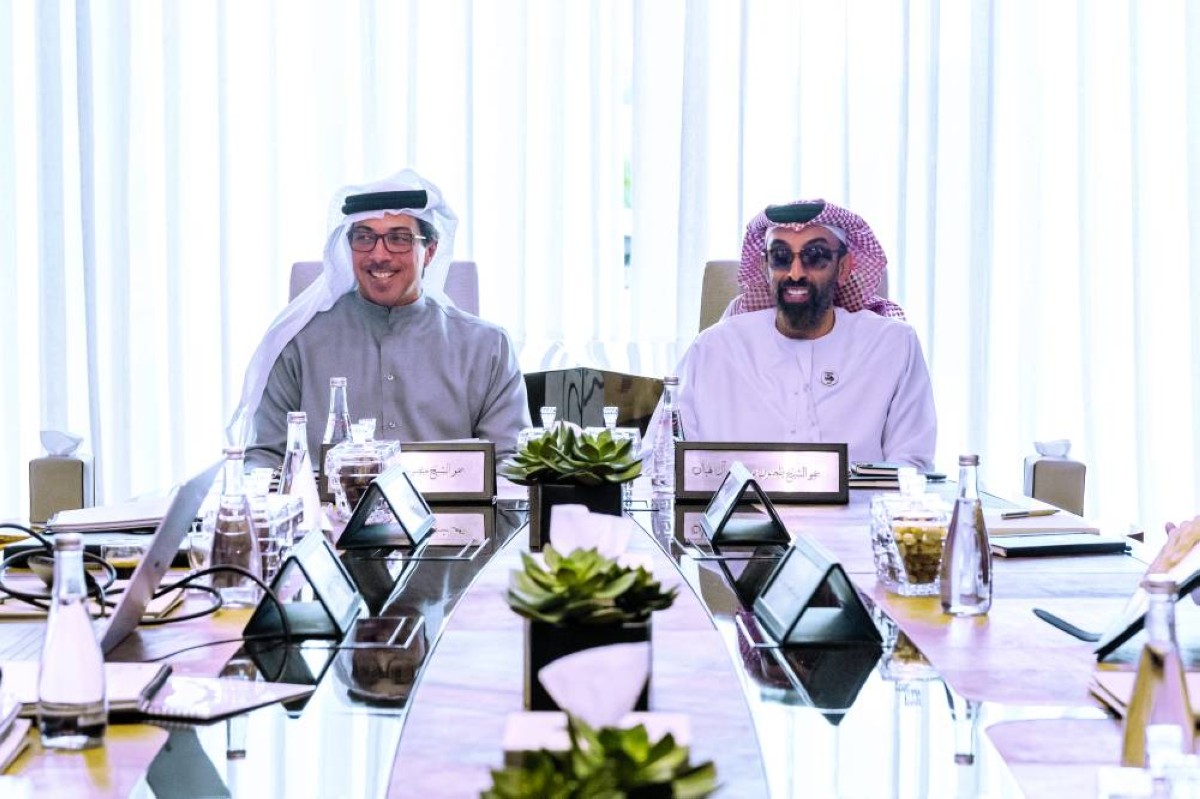 منصور بن زايد خلال اجتماع مجلس إدارة جهاز أبوظبي للاستثمار برئاسة طحنون بن زايد