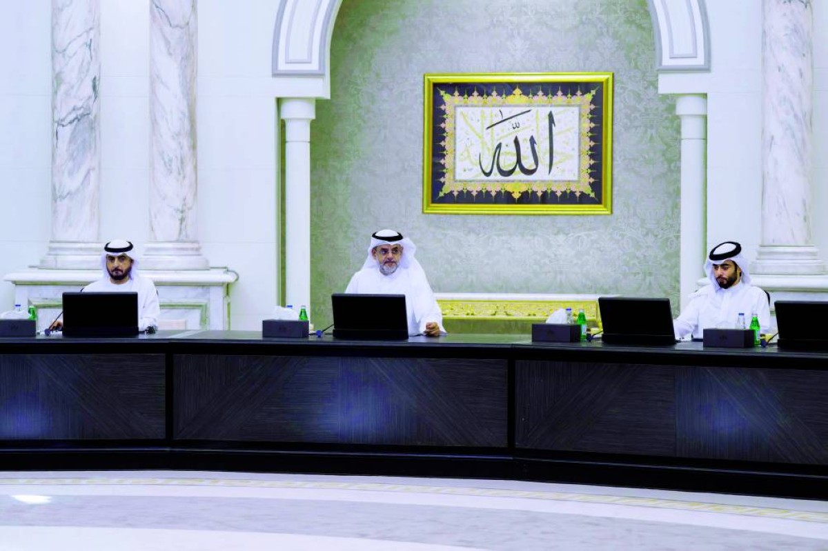 سلطان بن محمد بن سلطان مترئساً الاجتماع