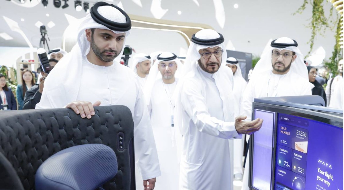 منصور بن محمد يتفقد الابتكارات الجديدة في «أسبوع مستقبل الطيران» بحضور عادل الرضا | تصوير: خليفة عيسى