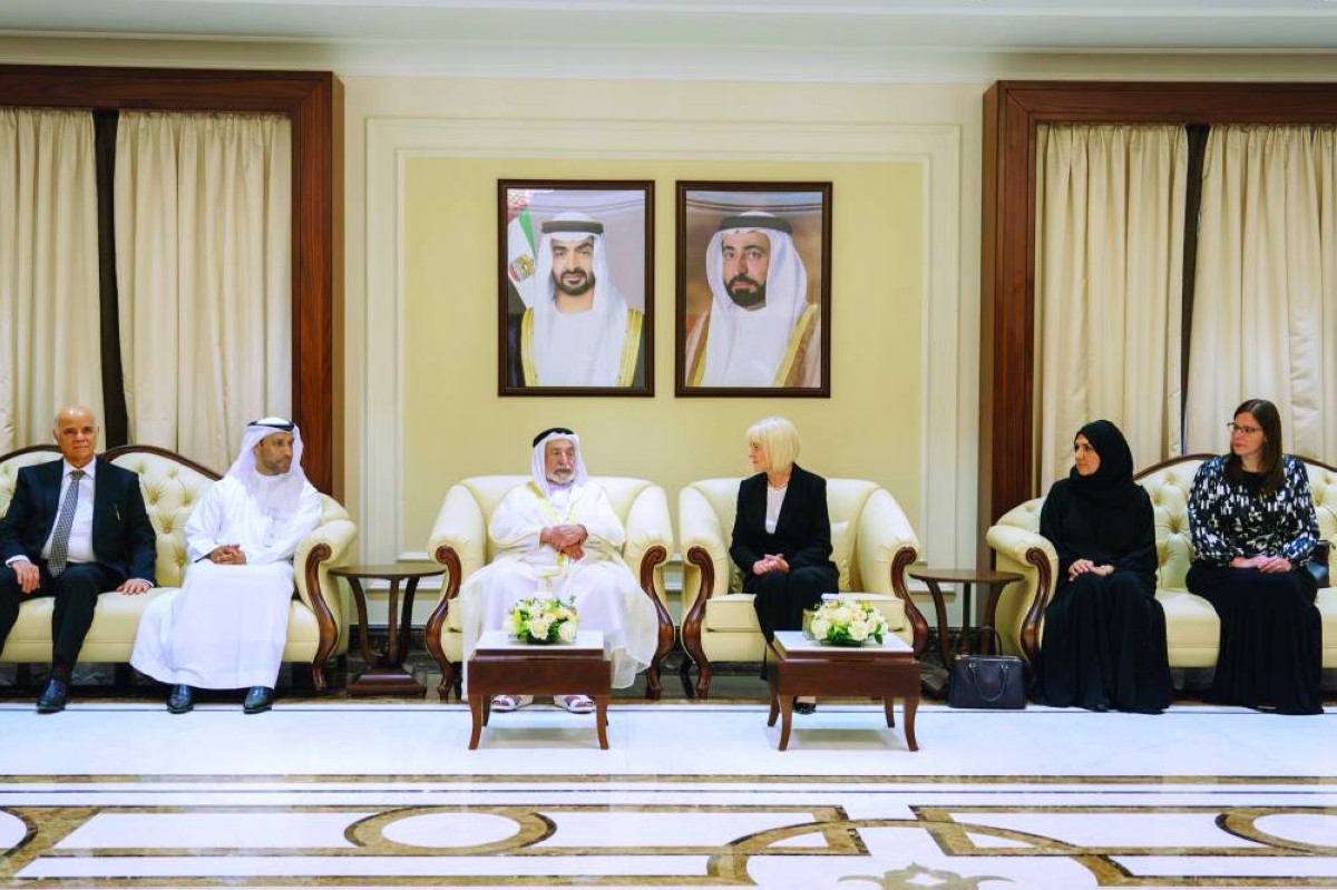 حاكم الشارقة خلال استقباله ليزا روبرتس