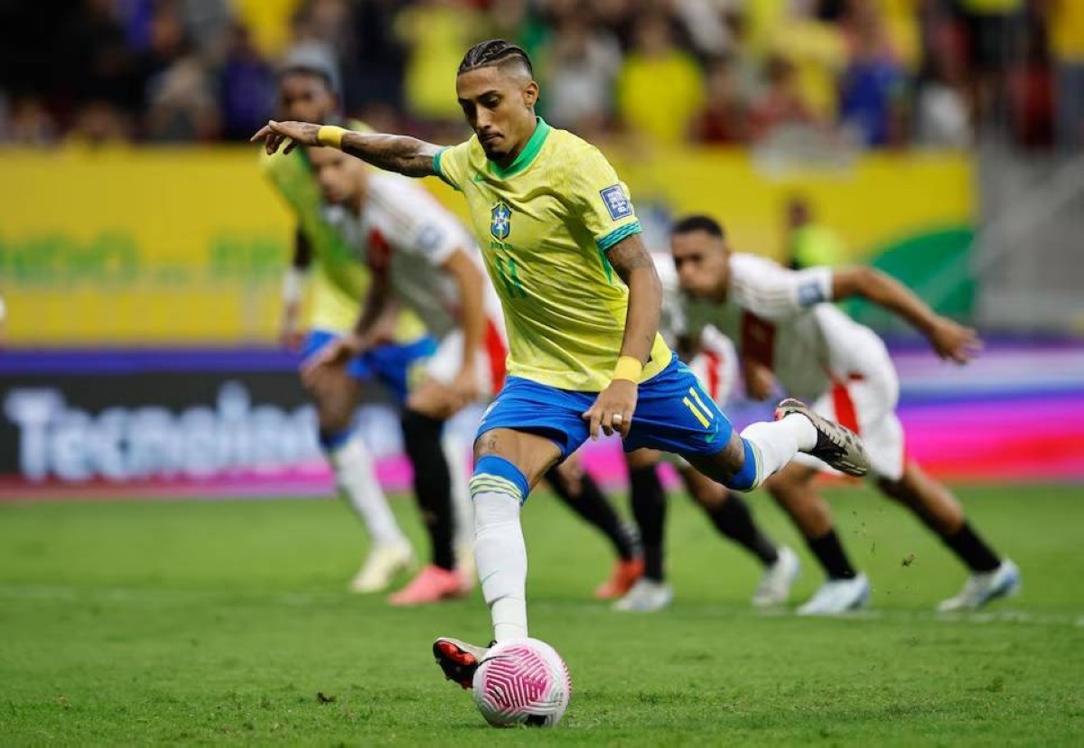 رافينيا لاعب البرازيل يسجل هدفه الأول من ركلة جزاء