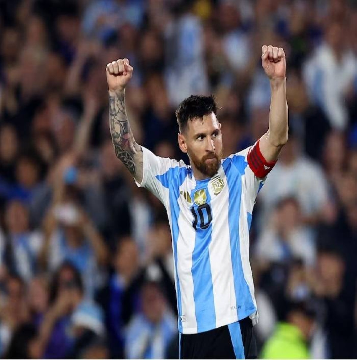ليونيل ميسي محتفلا بتسجيله الهدف السادس وإكمال ثلاثيته في مباراة الأرجنتين ضد بوليفيا