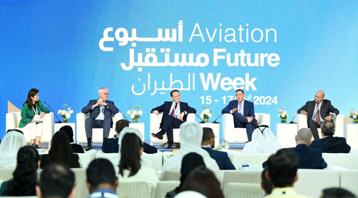جانب من إحدى جلسات أسبوع مستقبل الطيران