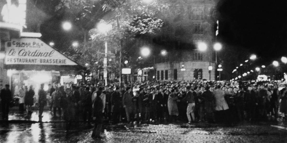 1961 الشرطة الفرنسية تقتل حوالي 300 جزائري بإلقائهم في نهر السين بباريس بسبب تنظيمهم تظاهرات.