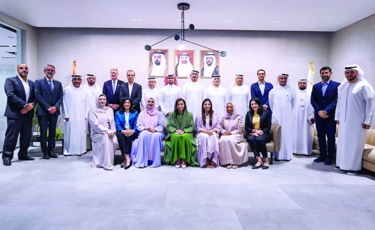 بدور القاسمي تتوسط المشاركين في الاجتماع