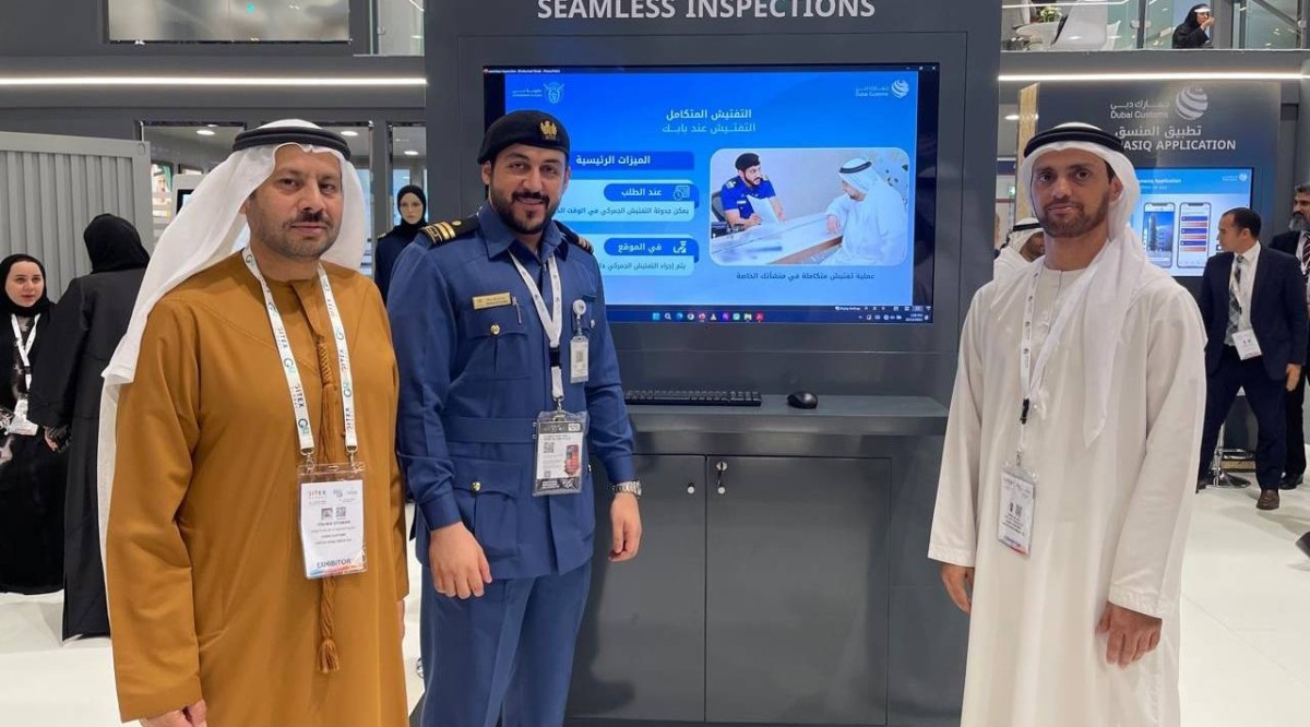 يونس عثمان ومسؤولو منصة جمارك دبي المشاركة في «جيتكس»