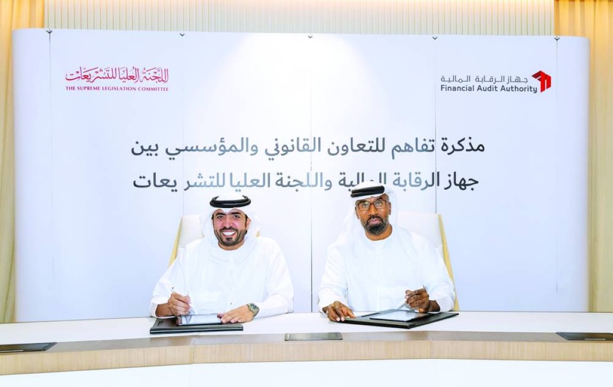 أحمد بن مسحار وعبدالرحمن حارب خلال التوقيع|
