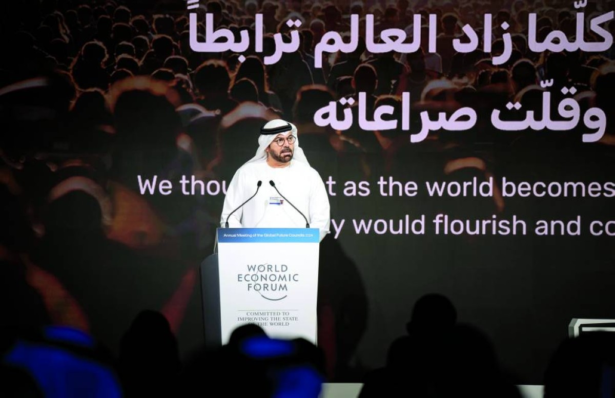 محمد القرقاوي متحدثاً خلال الاجتماع