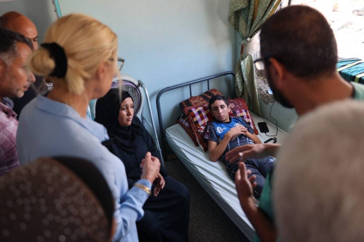 صبي فلسطيني مصاب يرقد داخل مستشفى الوفاء بدير البلح في قطاع غزة