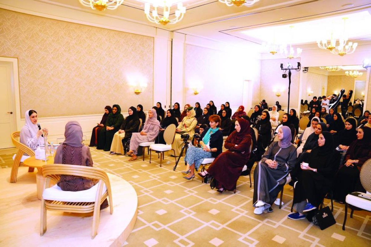 هند صديقي متحدثة خلال الجلسة بحضور نعيمة أهلي