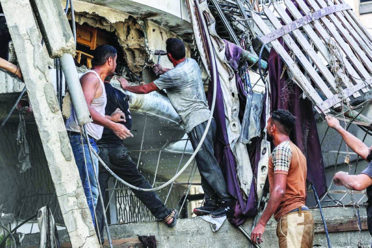 خلال عملية انتشال رجل من تحت الأنقاض في جباليا |