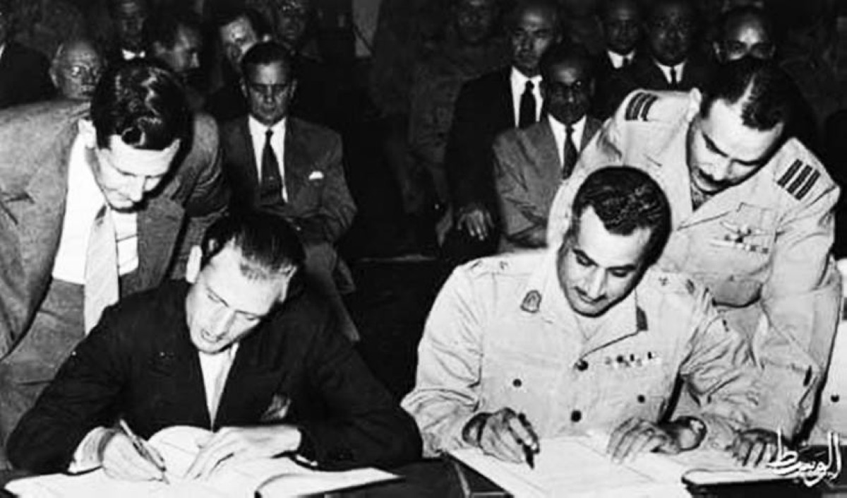 1954 - جمال عبد الناصر يوقع اتفاقية الجلاء البريطاني عن مصر خلال 20 شهراً.