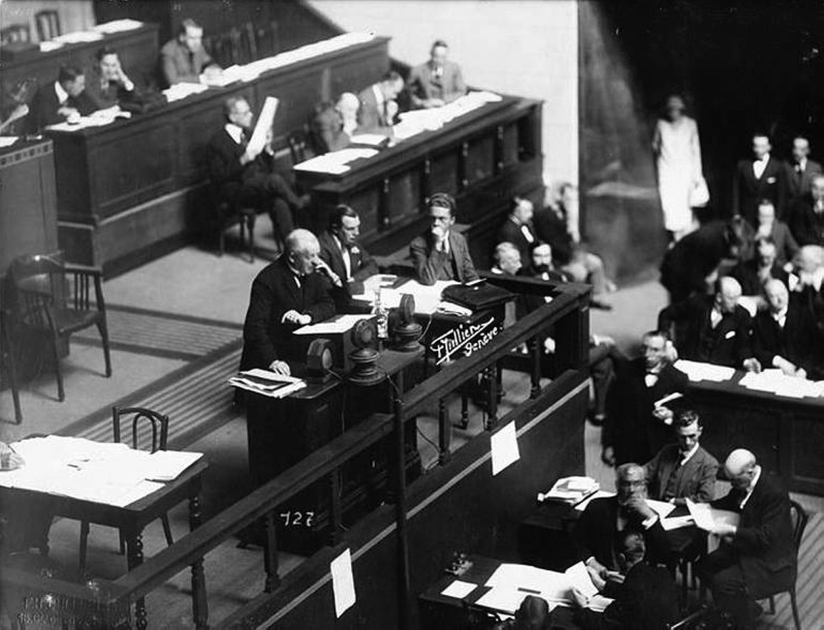 1935 - عصبة الأمم تفرض عقوبات اقتصادية على إيطاليا وذلك بسبب قيامها بغزو إثيوبيا.