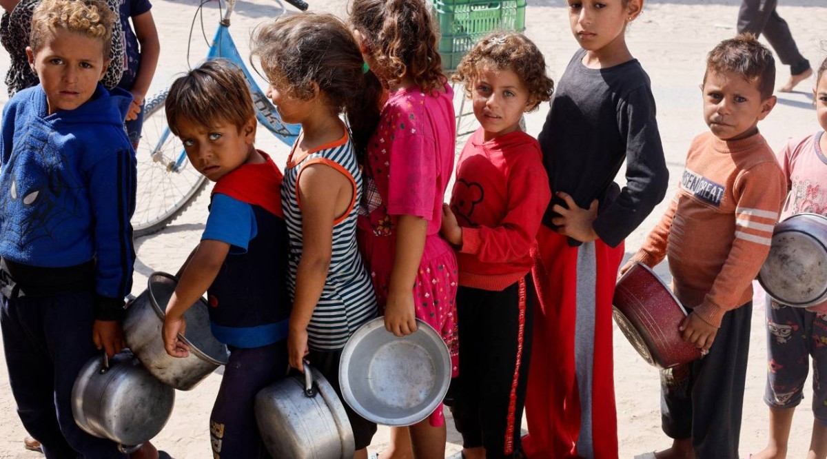 أطفال فلسطينيون يقفون في طابور للحصول على الطعام في خان يونس
