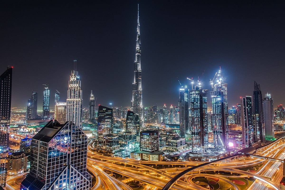 دبي مدينة «لا نقدية» بحلول 2026