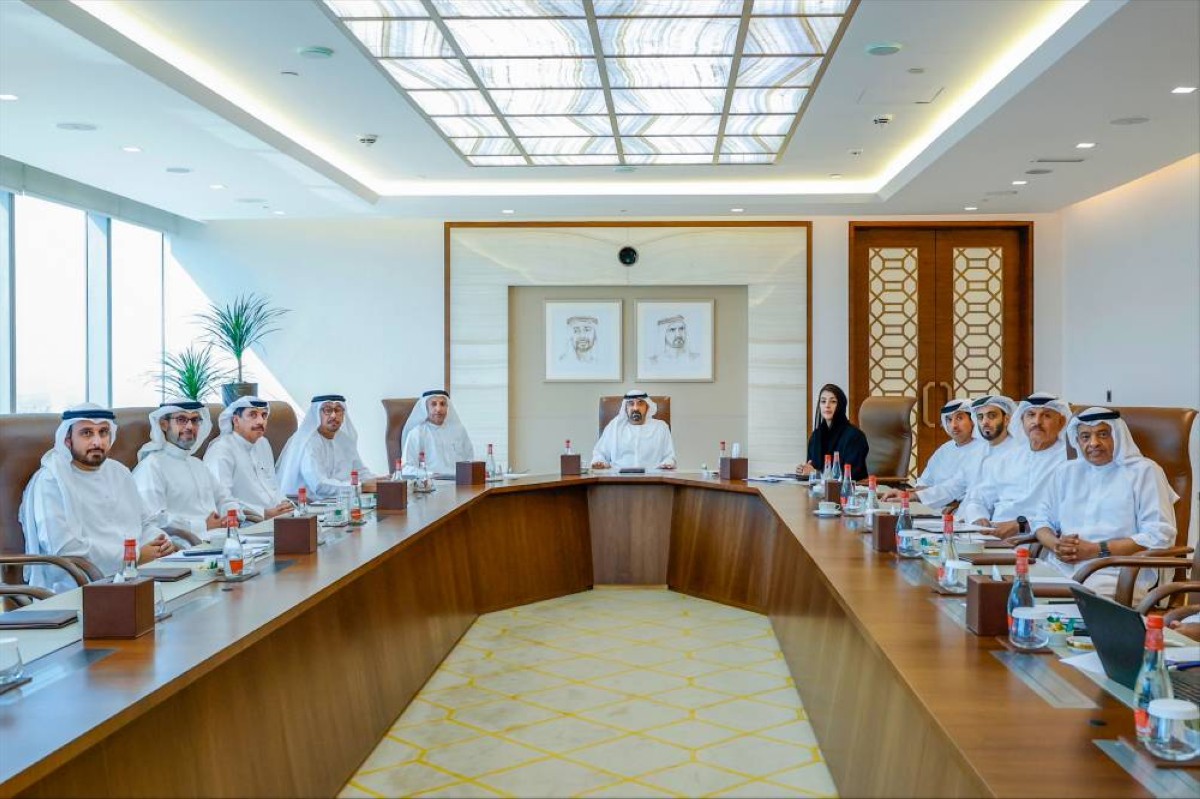 أحمد بن سعيد مترئساً اجتماع المجلس بحضور ريم الهاشمي وداوود الهاجري وهلال المري ومحمد الزرعوني وعيسى كاظم ومالك آل مالك وخليفة الزفين وحمد بوعميم وجمعة المطروشي