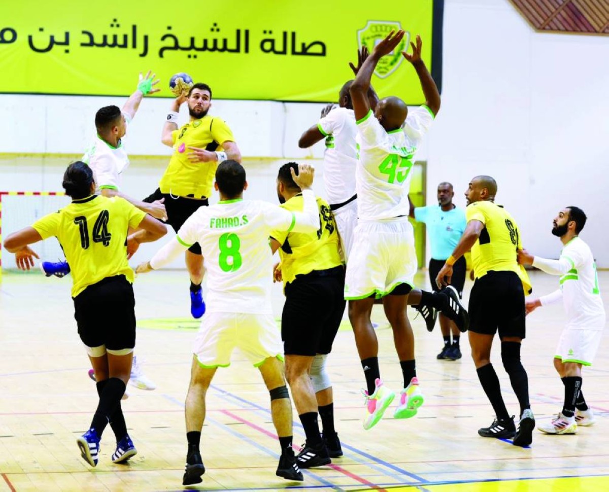 جانب من مباراة الوصل ودبا الحصن