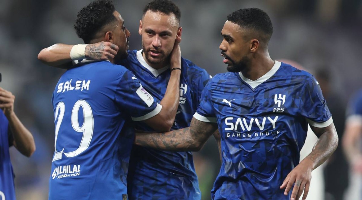 الدوسري يتلقى التهاني من نيمار بعد تسجيله «هاتريك»|تصوير: سالم خميس