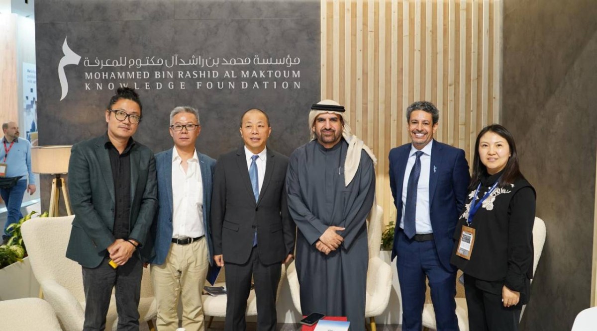 جمال بن حويرب متوسطاً وفد كبريات دور النشر الصينية