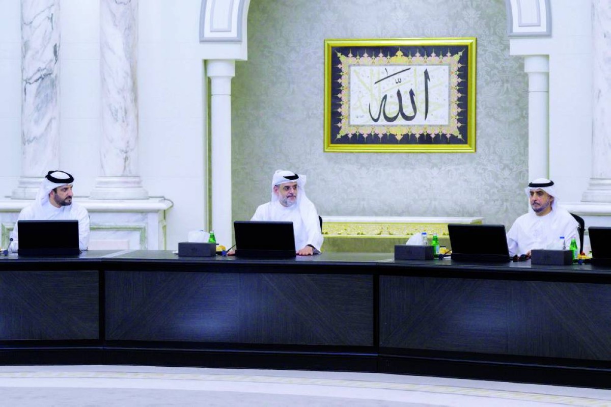 سلطان بن محمد مترئساً اجتماع «تنفيذي الشارقة» بحضور سلطان بن أحمد