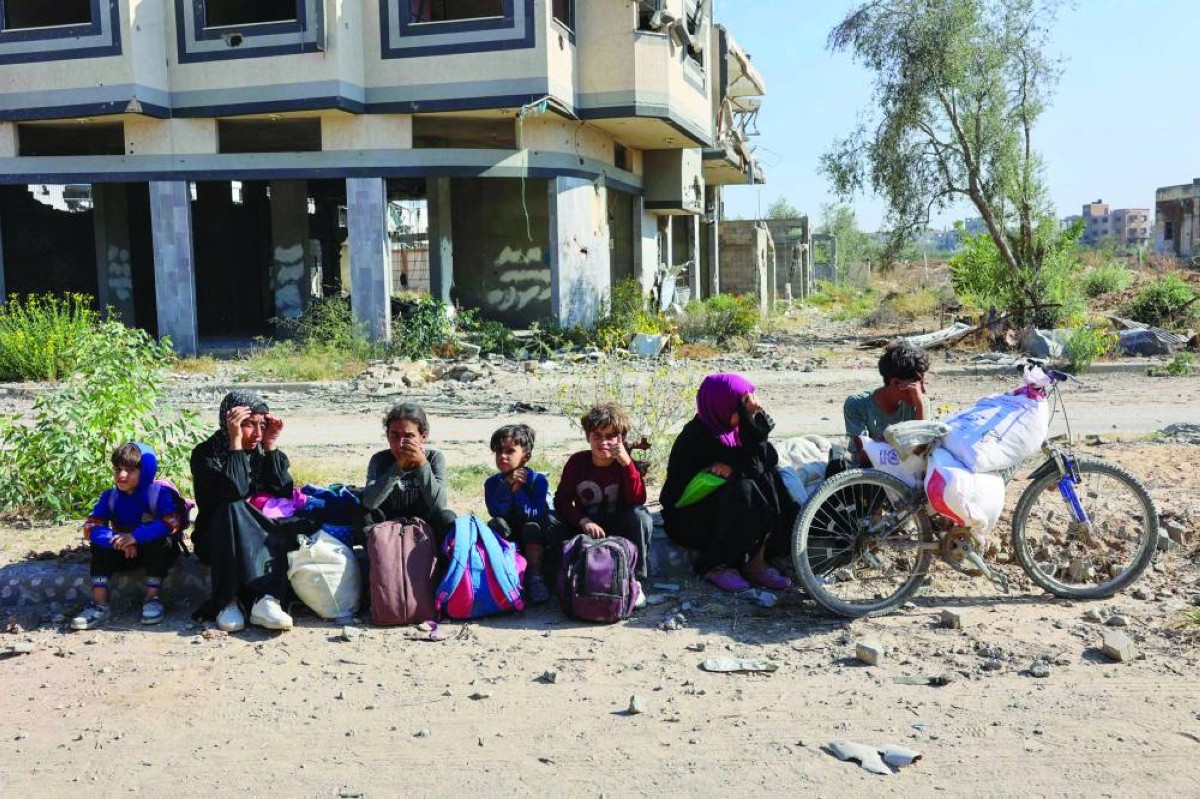 عائلة فلسطينية ألقى بها القصف الإسرائيلي إلى قارعة الطريق في دير البلح