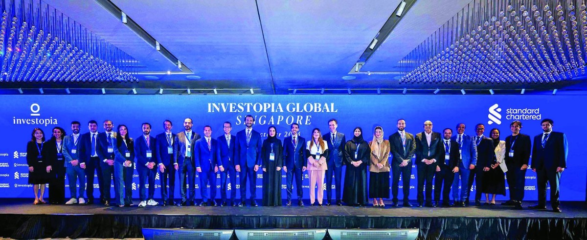 عبدالله بن طوق يتوسط المشاركين في حوارات «إنفيستوبيا العالمية»