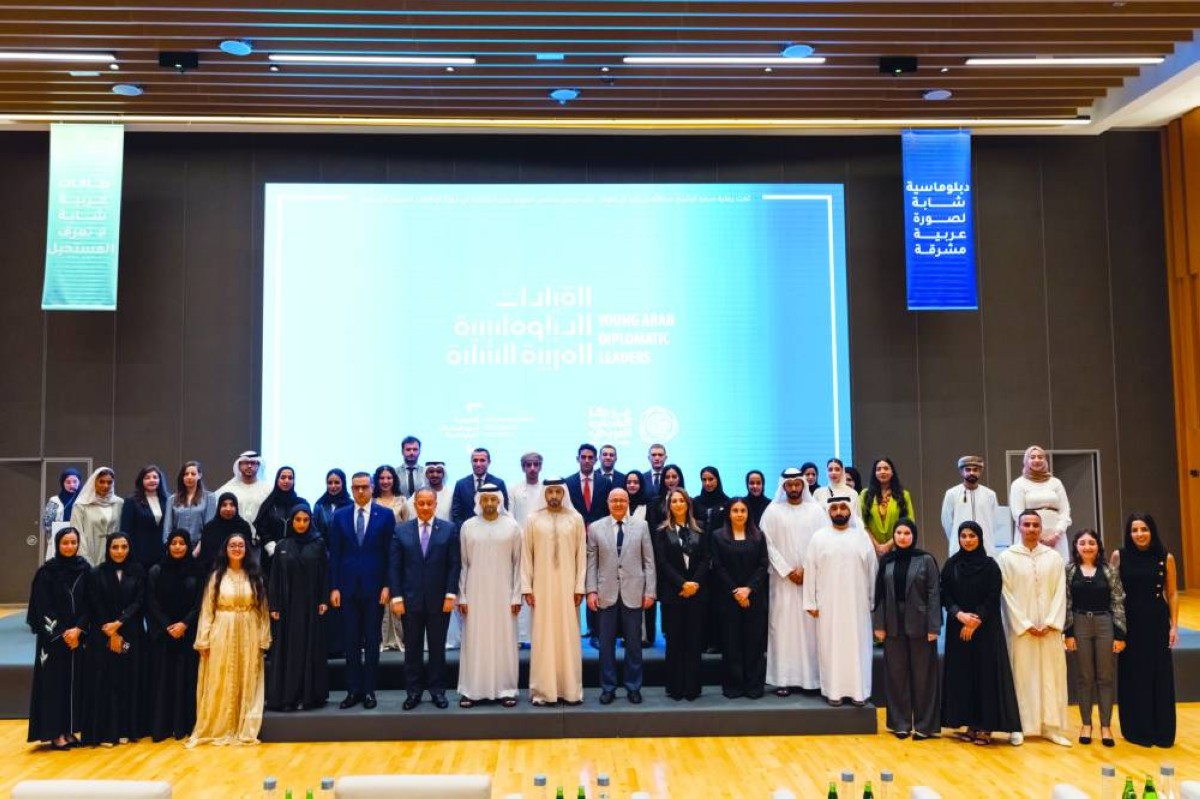 راشد بن حميد وسلطان النيادي وأعضاء البرنامج والمشاركون