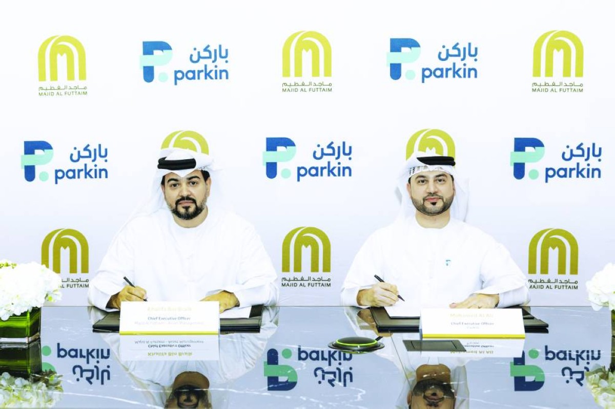 محمد آل علي وخليفة بن بريك خلال التوقيع