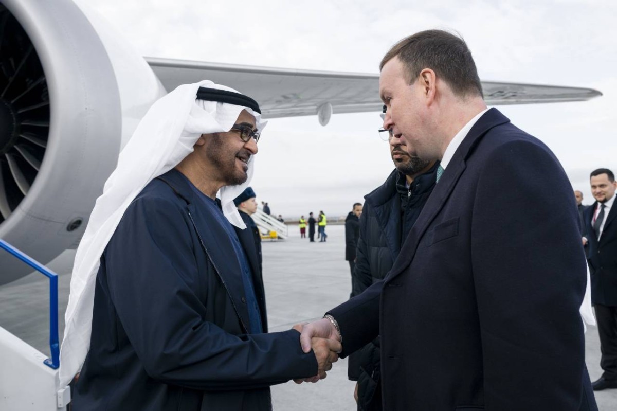 سموه مصافحاً إيجور بوغداشيف