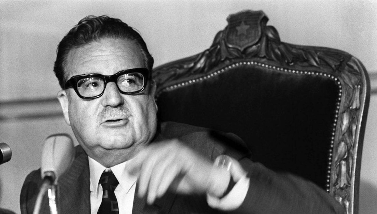 1970 -  الكونغرس في تشيلي يختار سلفادور اليندي ذي الاتجاه الماركسي لرئاسة البلاد.