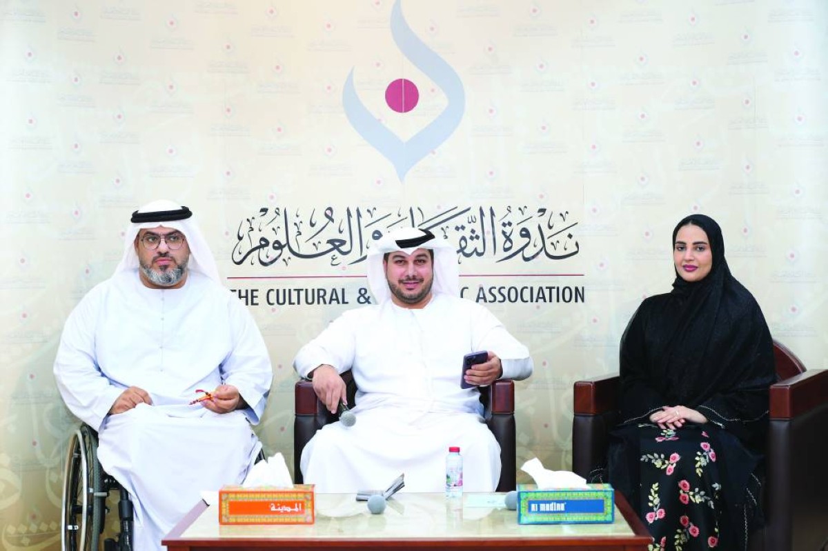  سعيد الزعابي وأحلام النخلاني وعبدالله السعد خلال الندوة التطبيقية