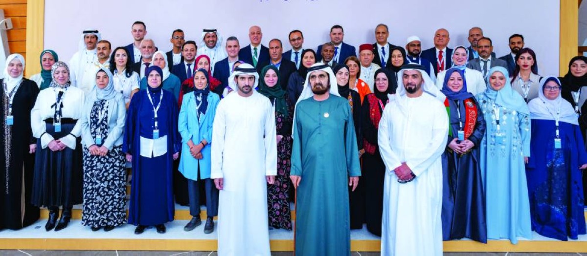 محمد بن راشد خلال حفل تتويج الفائزين بتحدي القراءة بحضور حمدان بن محمد وسيف بن زايد