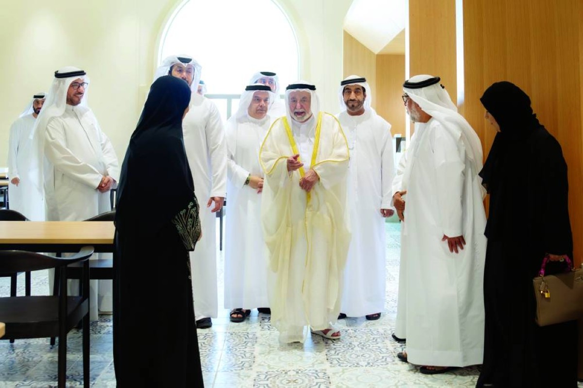 سلطان القاسمي خلال زيارته جامعة كلباء