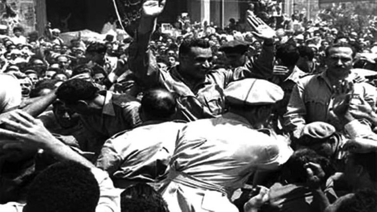 1954 - محاولة اغتيال جمال عبدالناصر أثناء إلقائه خطاباً بميدان المنشية في الإسكندرية