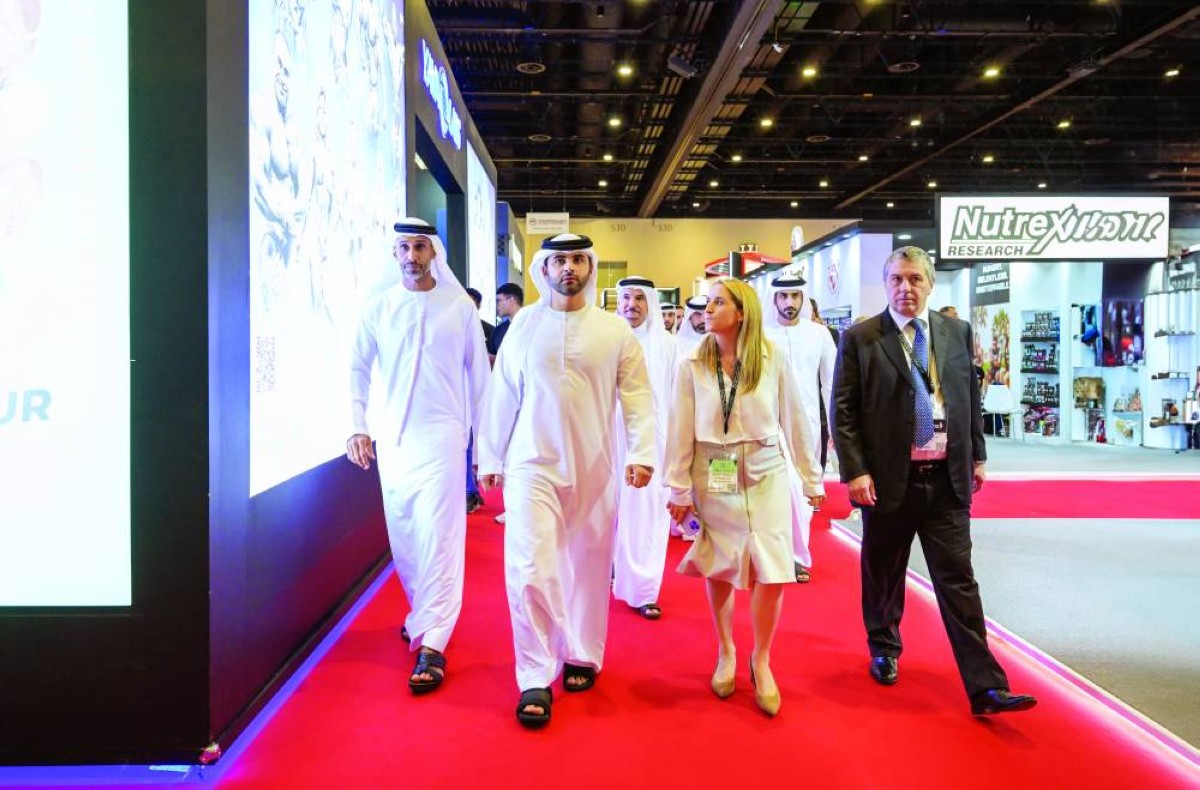 منصور بن محمد خلال جولته في المعرض