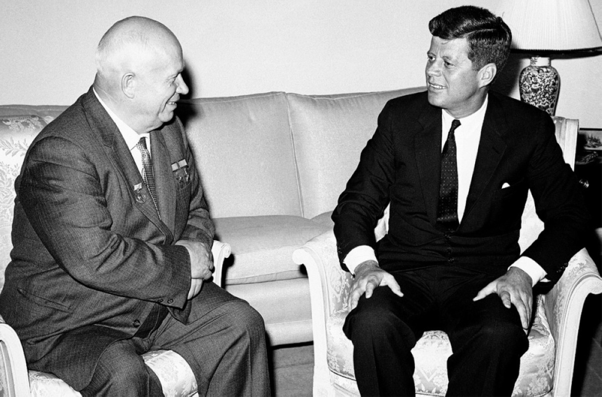 1960 اتفاق أمريكي سوفييتي ينهي أزمة الصواريخ الكوبية ويتضمن تحقيق مطالب الجانبين.
