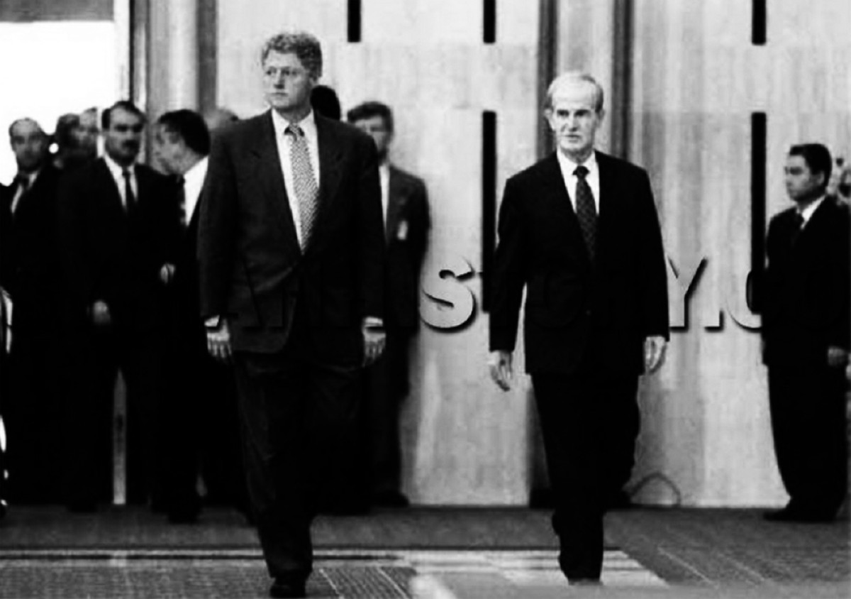 1994 بيل كلينتون يصل إلى دمشق في ثاني زيارة لرئيس أمريكي إلى سوريا بعد نيكسون.