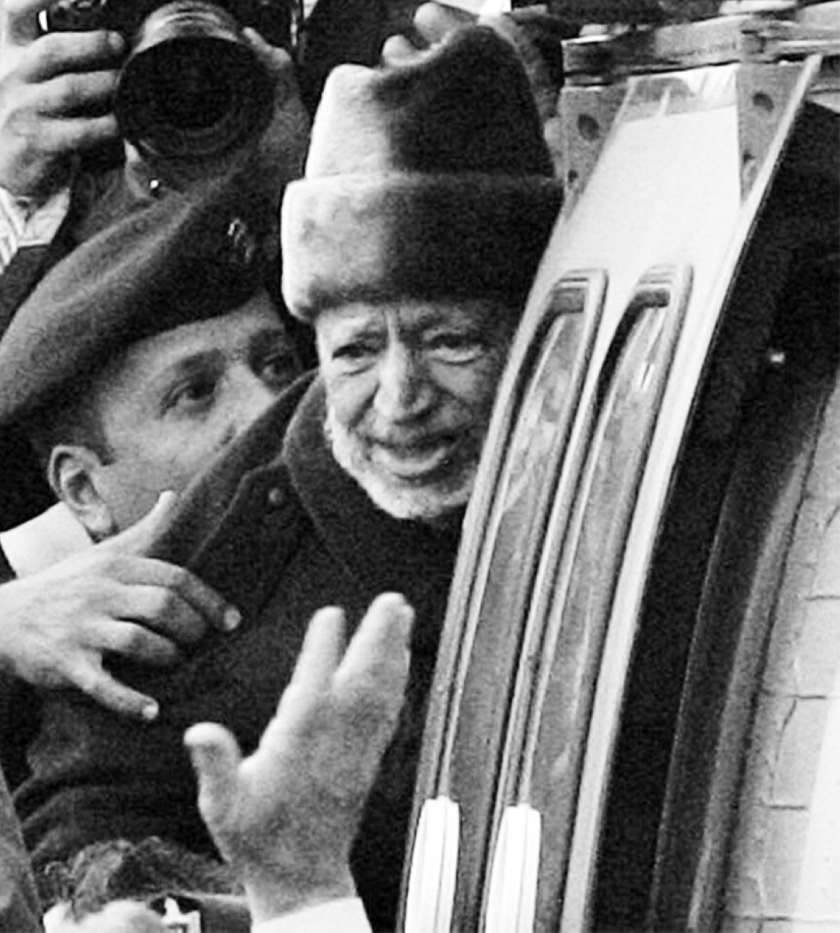 2004 وفاة الرئيس الفلسطيني ياسر عرفات في أحد مستشفيات فرنسا، وسط تقارير عن تعرضه للتسميم.