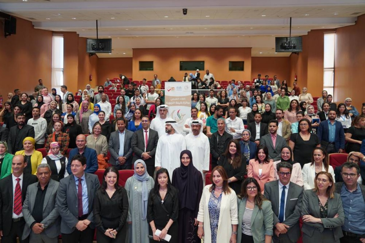 وفد الجائزة والمعلمون وأساتذة الجامعات في لقطة تذكارية