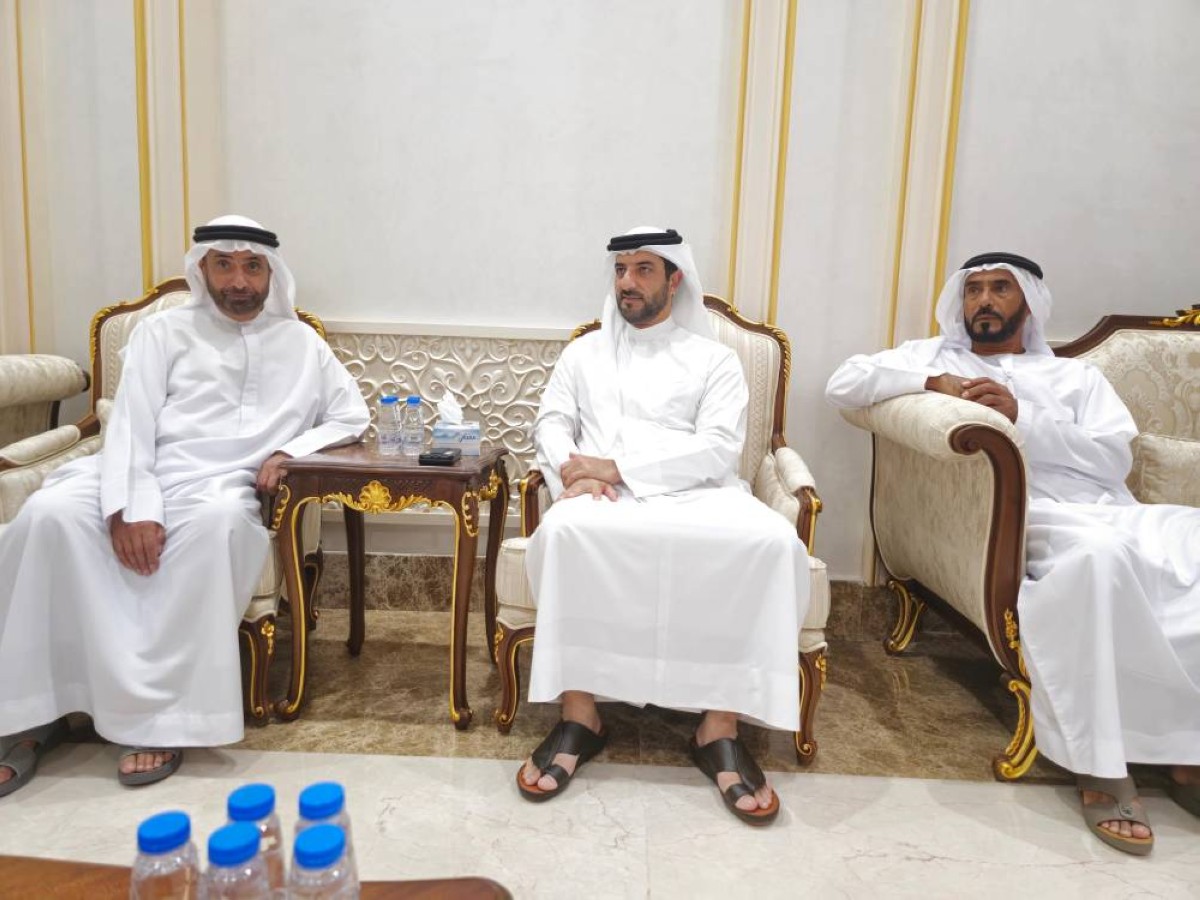 سلطان بن أحمد مقدماً واجب العزاء