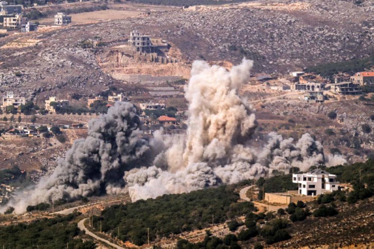 تصاعد الدخان بعد غارة إسرائيلية على قرية العيشية بجنوب لبنان