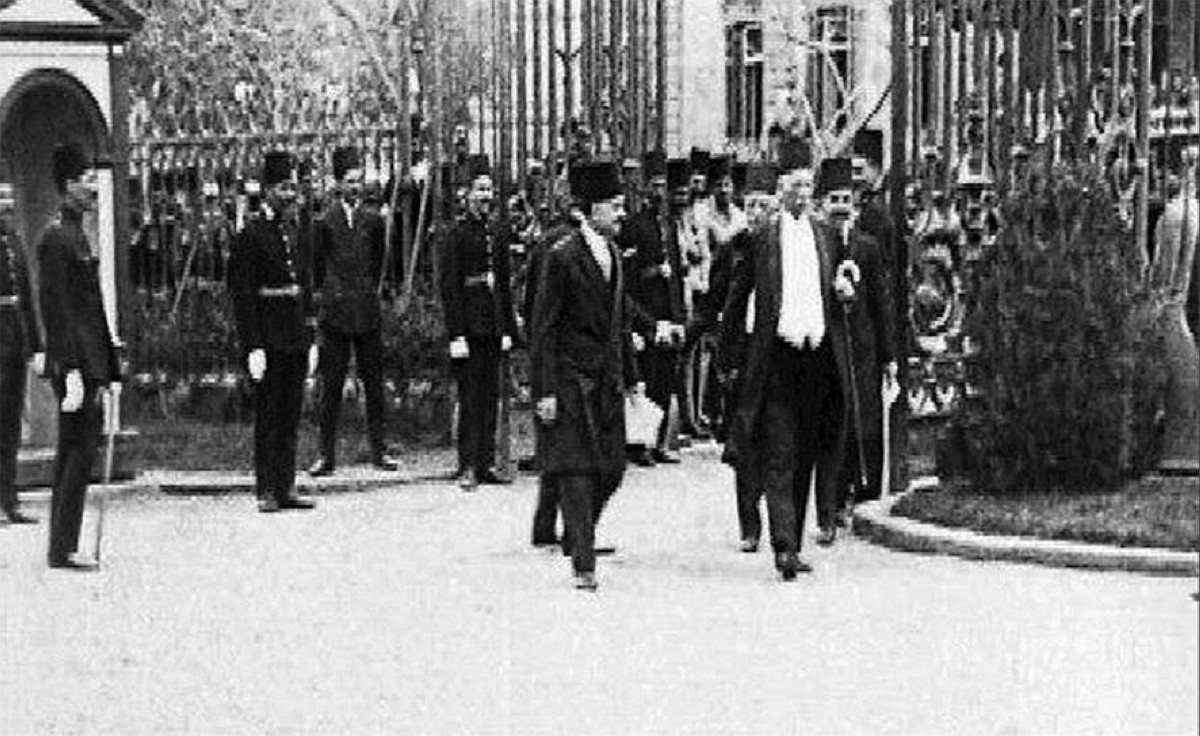 1924 سعد زغلول يشكل أول وزارة شعبية في مصر بعد فوزه ومناصريه بمعظم مقاعد البرلمان.
