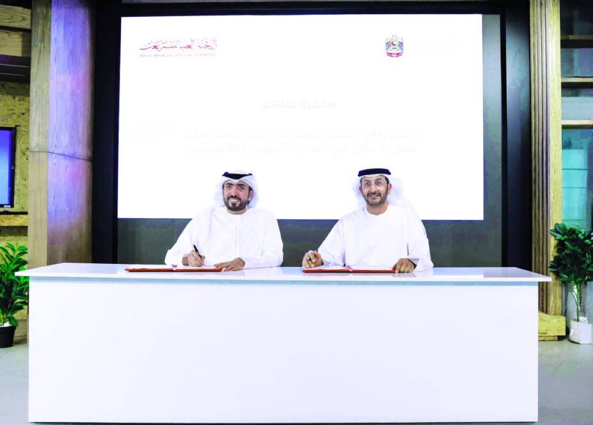 عبدالله آل صالح وأحمد بن مسحار خلال توقيع مذكرة التفاهم