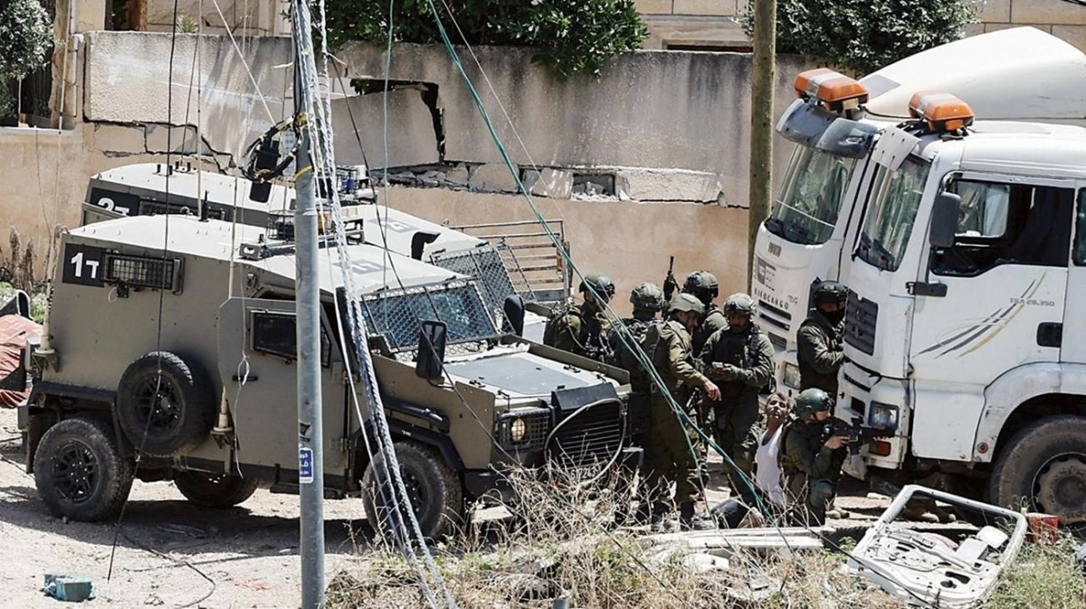القوات الإسرائيلية تعتقل 12 فلسطينياً بالضفة الغربية