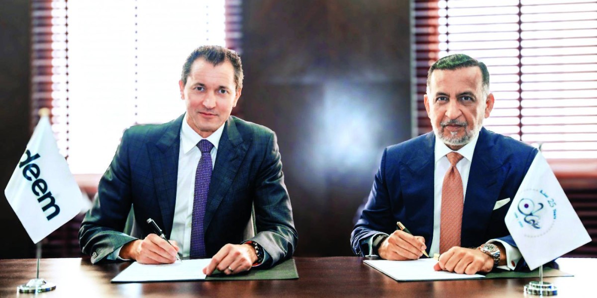 أحمد خضر وكريس تايلور يوقعان الاتفاقية