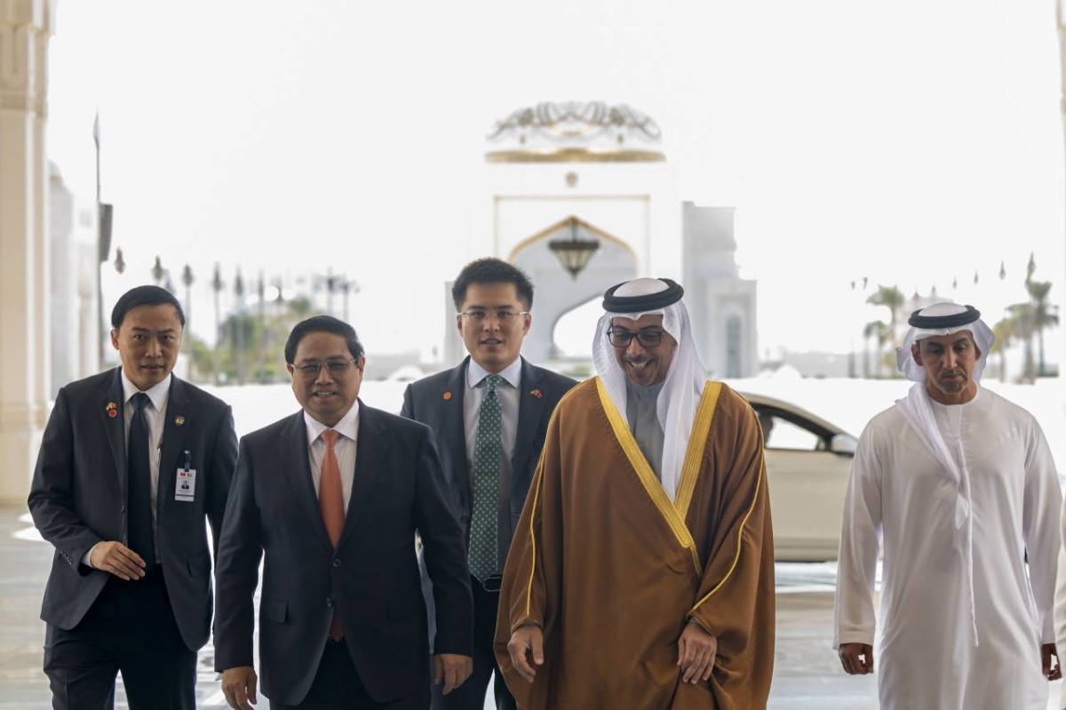 منصور بن زايد خلال استقبال رئيس الوزراء الفيتنامي

