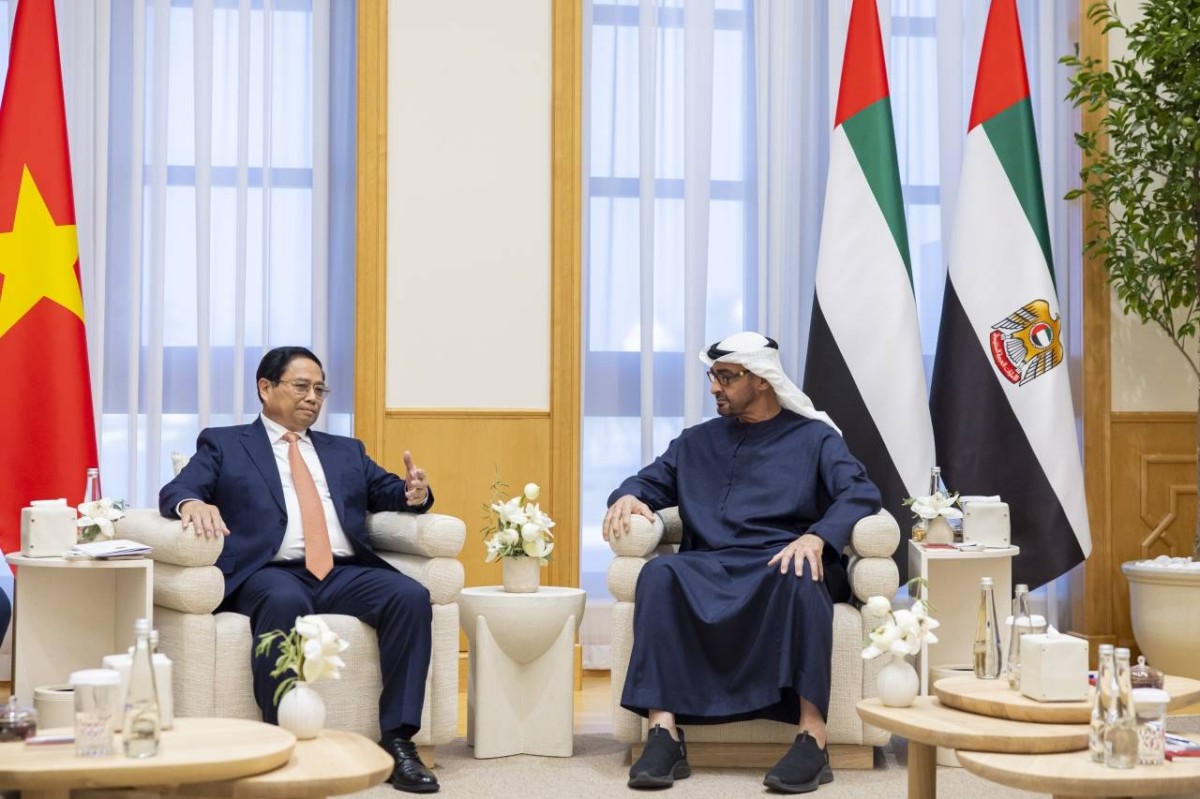 محمد بن زايد وفام مينه تشينه خلال جلسة المباحثات