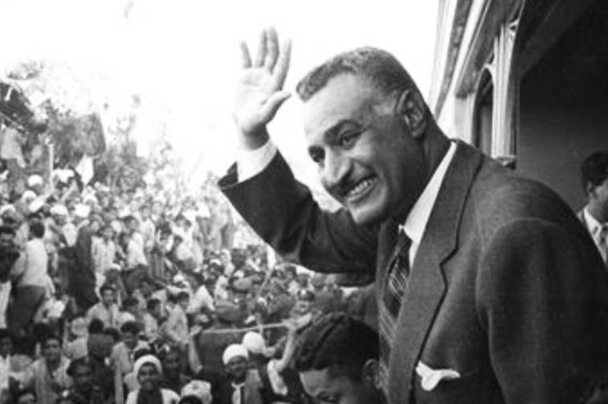 1954 - الرئيس المصري جمال عبد الناصر يحل جماعة الإخوان المسلمين إثر محاولة اغتيال فاشلة استهدفته. 