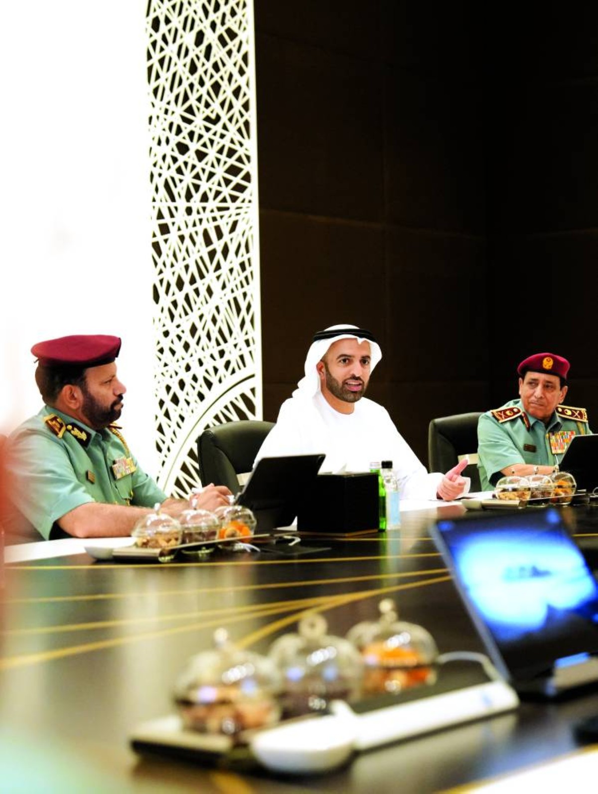 محمد بن سعود خلال لقائه سالم الشامسي وعلي النعيمي