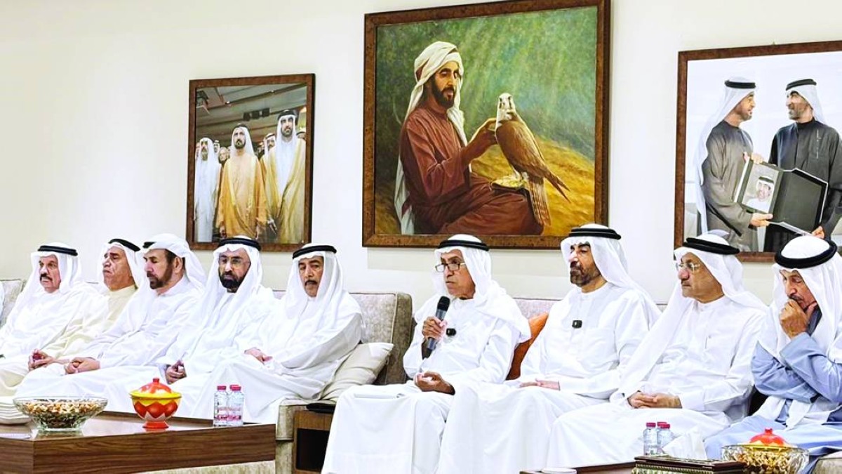 محمد الشعالي وحميد القطامي وحنيف حسن وسعيد الرقباني وجانب من حضور المجلس